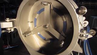 Insertion du panier de tamis dans le tamis centrifuge Kason